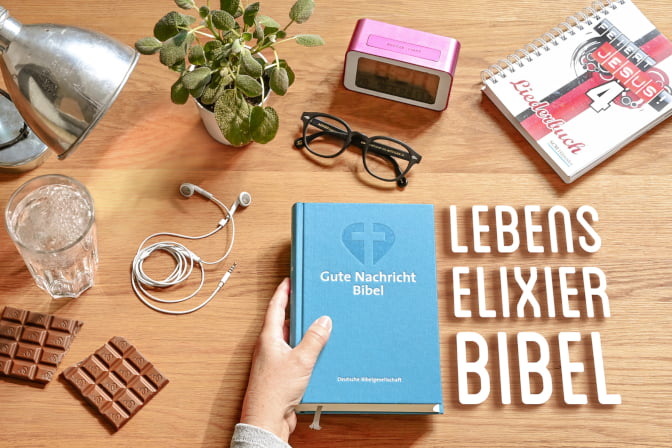 ein Schreibtisch mit einer Bibel